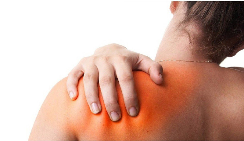 Người mắc đau mỏi vai gáy bên trái có thể gặp các triệu chứng khác như thế nào?
