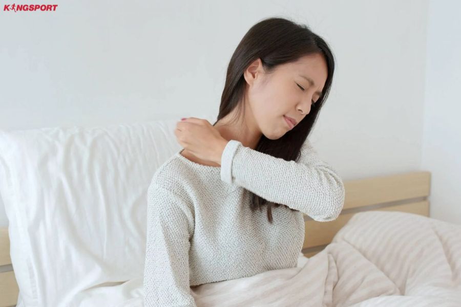 Tại sao việc chuyển động đột ngột trong lúc ngủ có thể gây đau cổ khi ngủ dậy?
